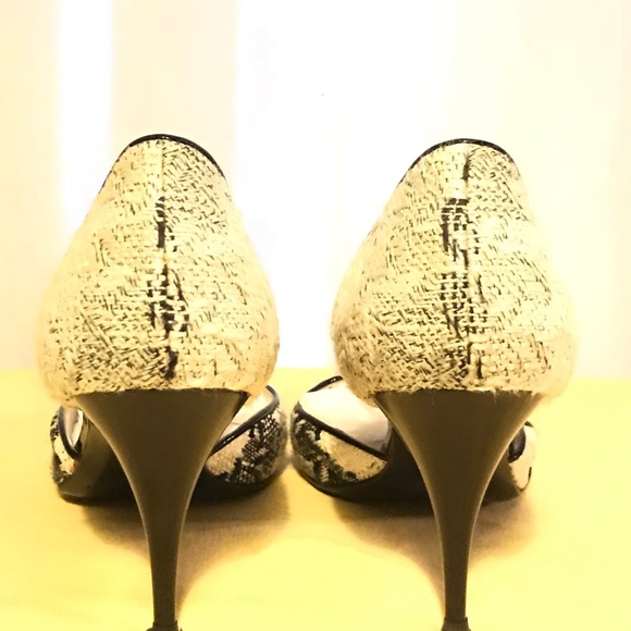SOLD AUTH CHANEL 💕 CC Logo Tweed Pointed Toe Pump - Picture 4 of 6